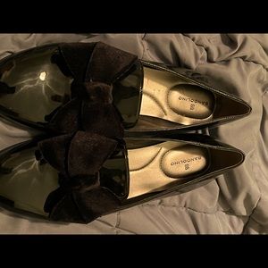 Bandolino black patent size 9 shoes with velvet bow